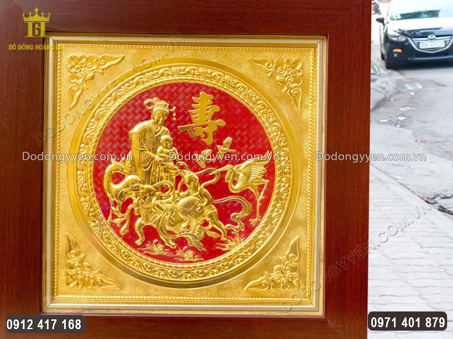 Bề mặt tranh được xử l&iacute; nhẵn mịn, được mạ v&agrave;ng 24K bằng phương ph&aacute;p điện ph&acirc;n nh&uacute;ng bể